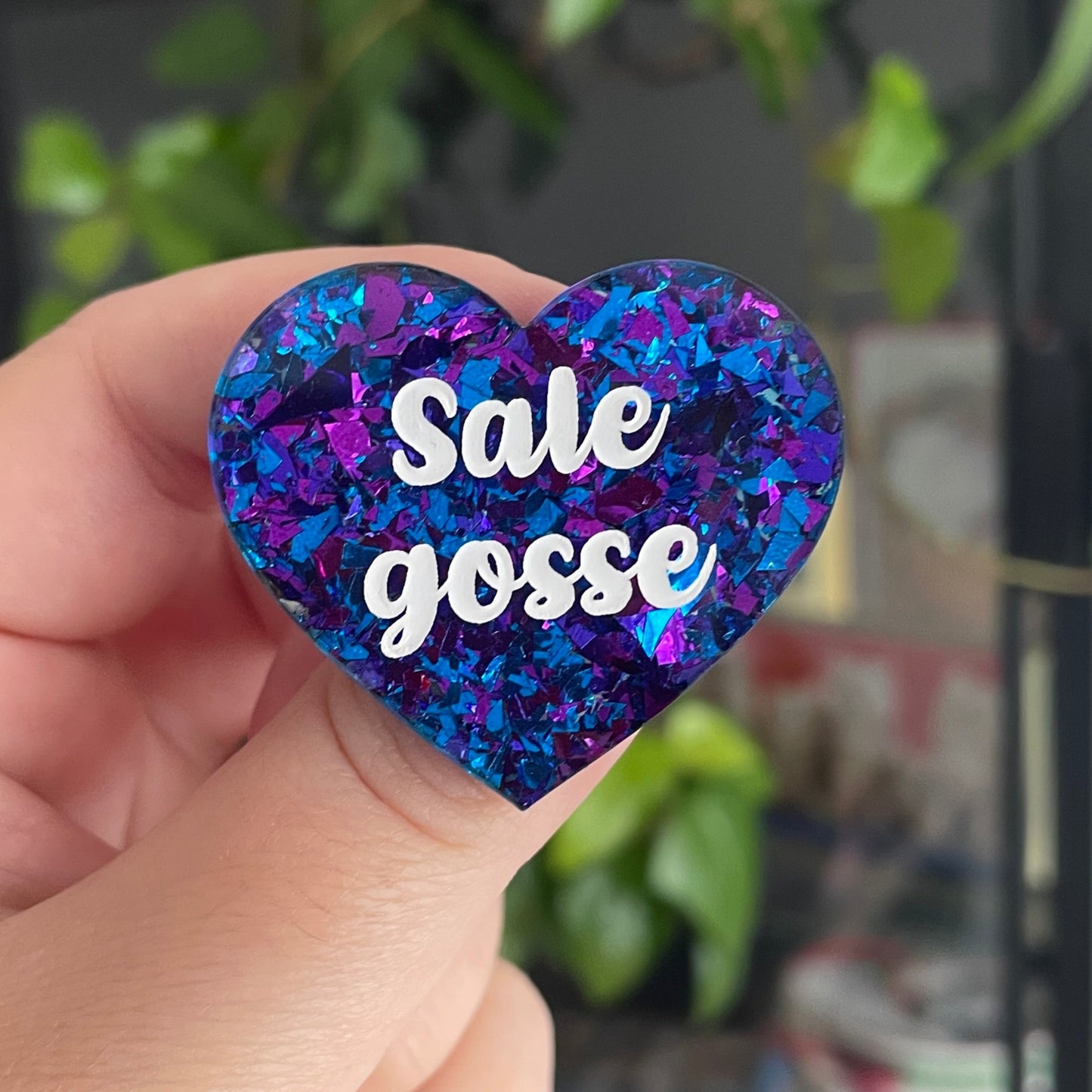 Broche "Sale gosse" en acrylique à gros confettis bleus et violets
