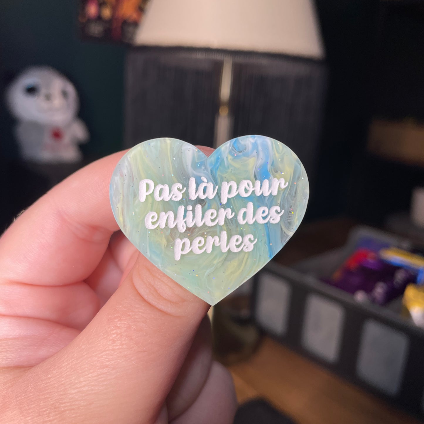 Broche "Pas là pour enfiler des perles" en acrylique semi transparente marbrée bleue et jaune à paillettes