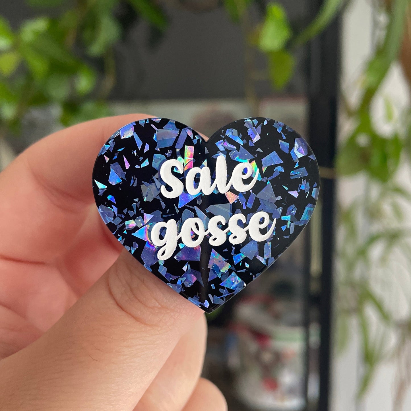 Broche "Sale gosse" en acrylique noire à confettis galactiques bleus