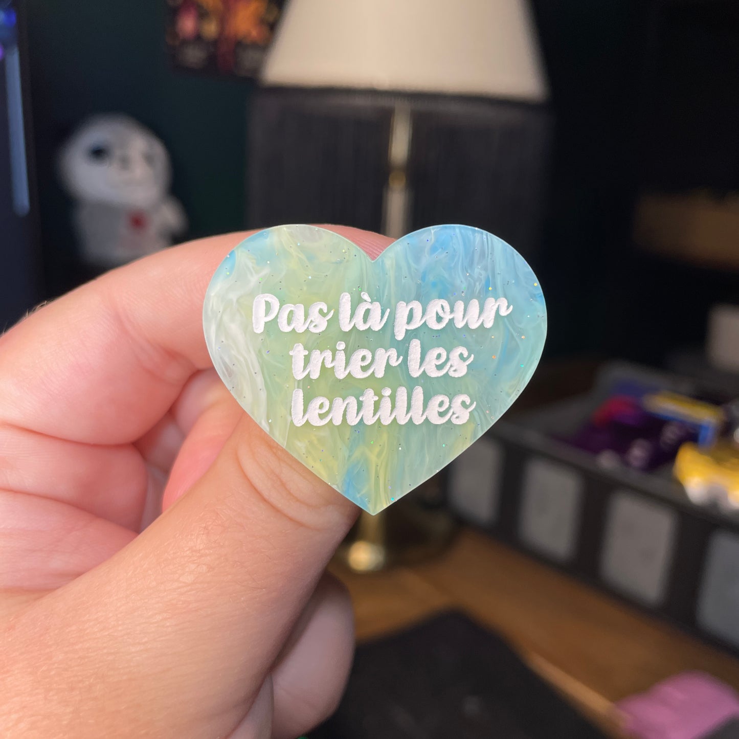 Broche "Pas là pour trier les lentilles" en acrylique semi transparente marbrée bleue et jaune à paillettes