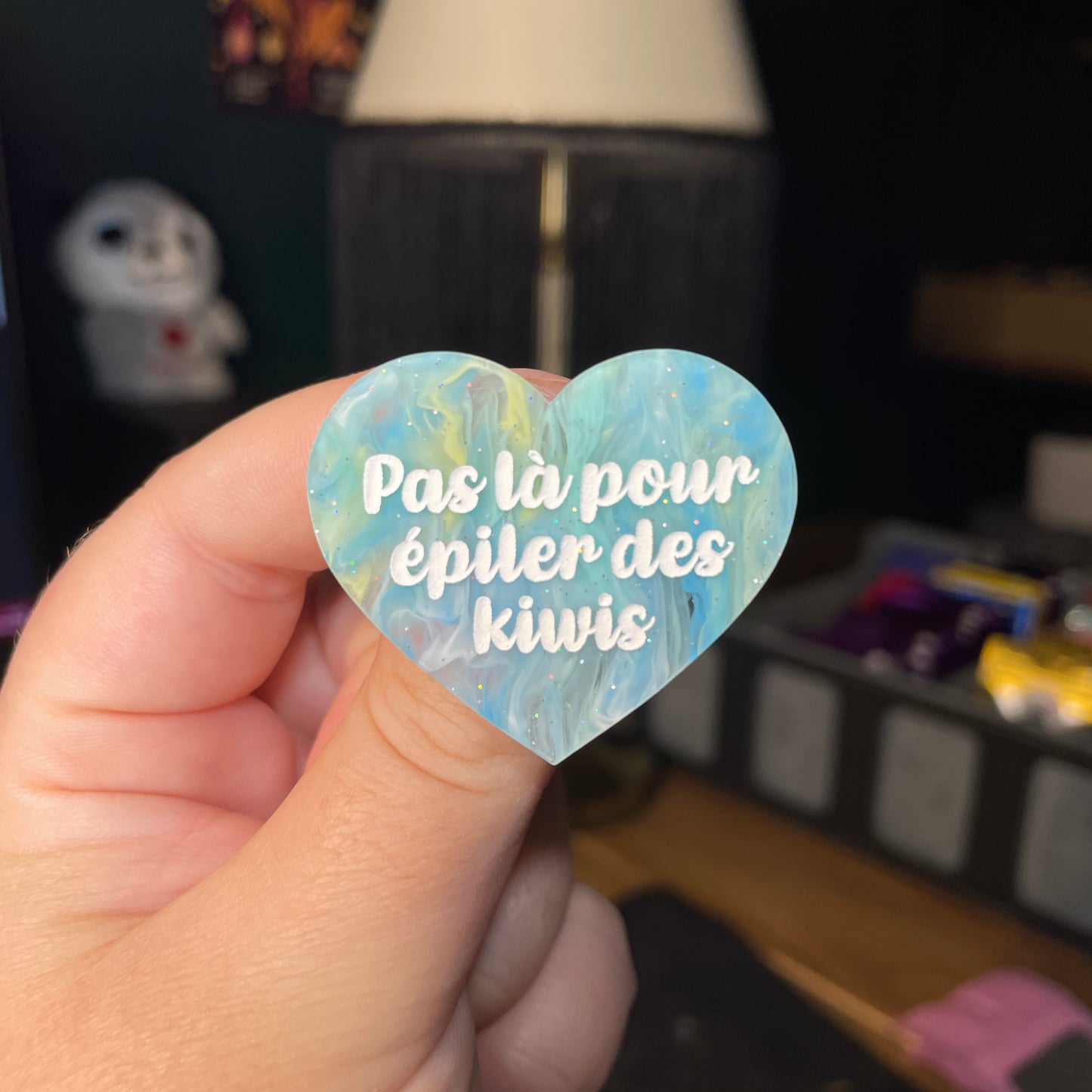 Broche "Pas là pour épiler des kiwis" en acrylique semi transparente marbrée bleue et jaune à paillettes