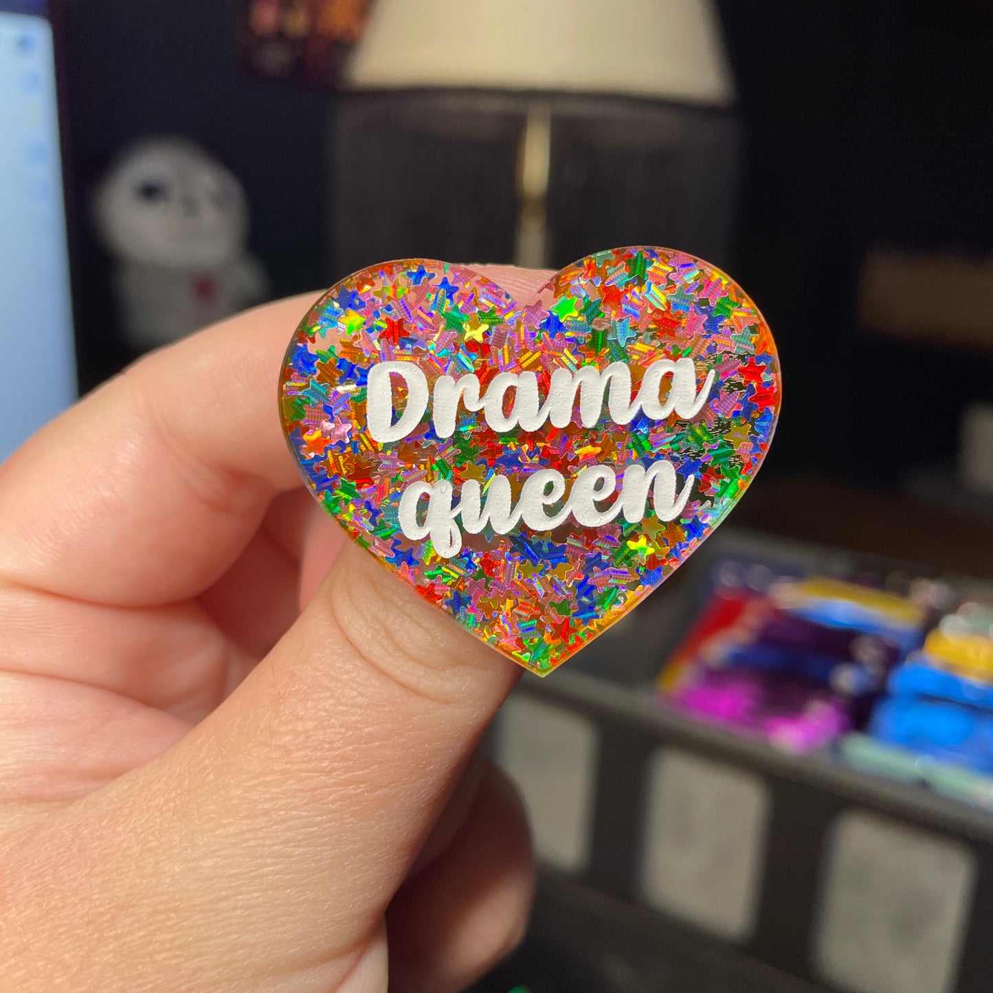 Broche "Drama queen" en acrylique semi transparente avec des étoiles multicolores