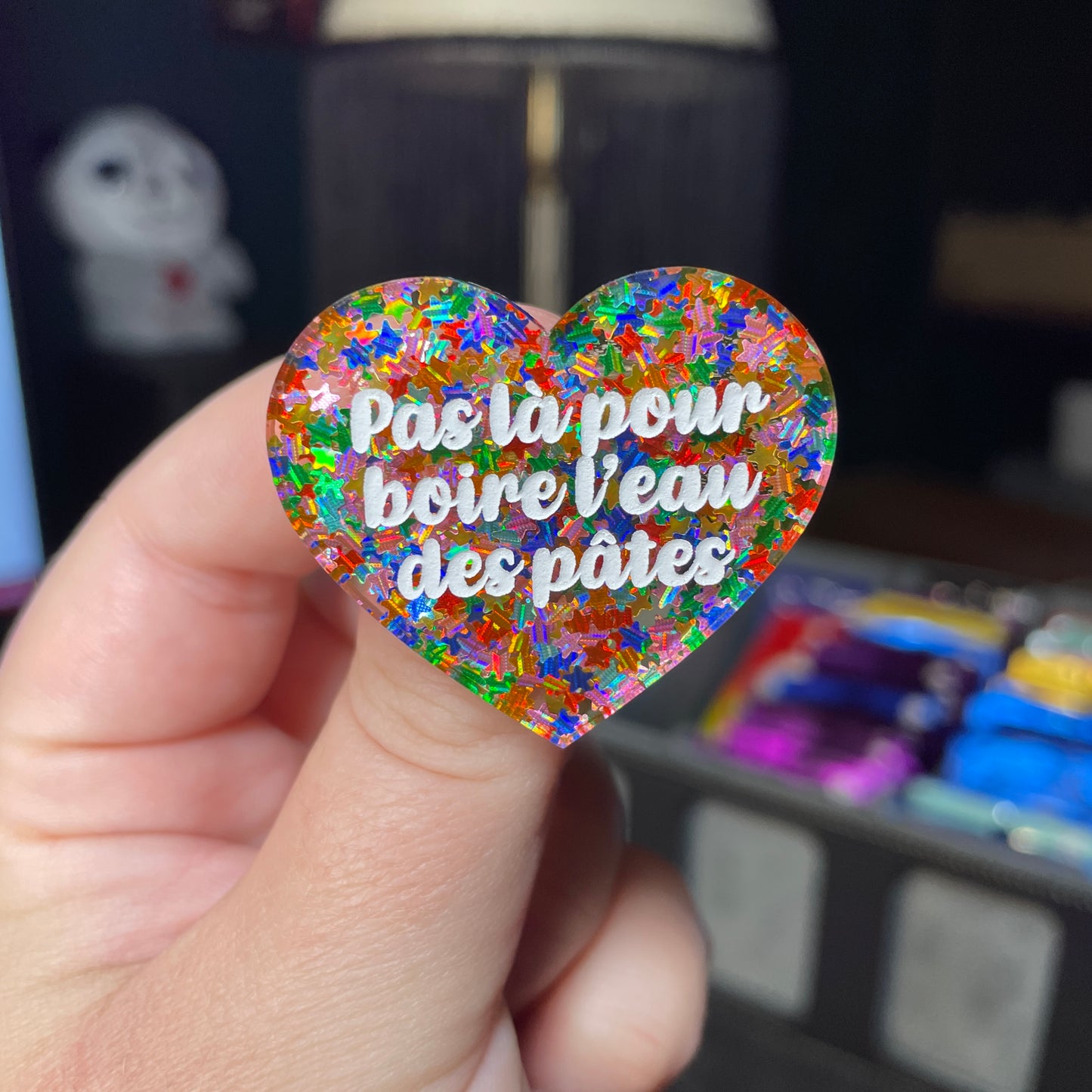Broche "Pas là pour boire l'eau des pâtes" en acrylique semi transparente avec des étoiles multicolores