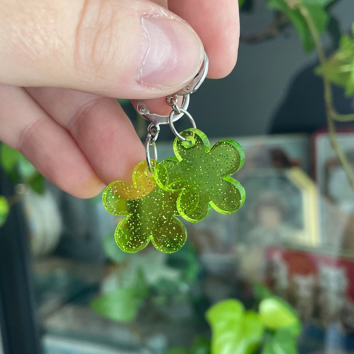 Petites boucles d'oreilles fleurs pendantes en acrylique transparente verte