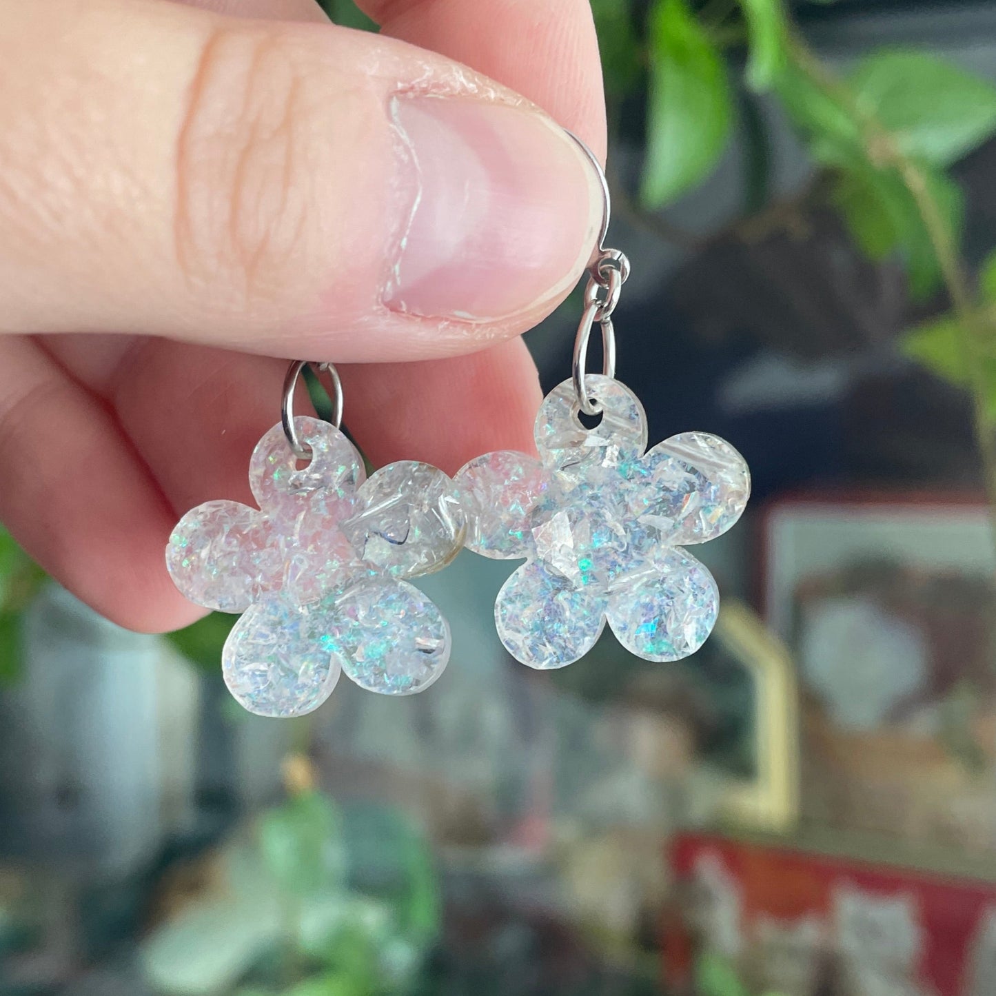 Petites boucles d'oreilles fleurs pendantes en acrylique transparente givrée