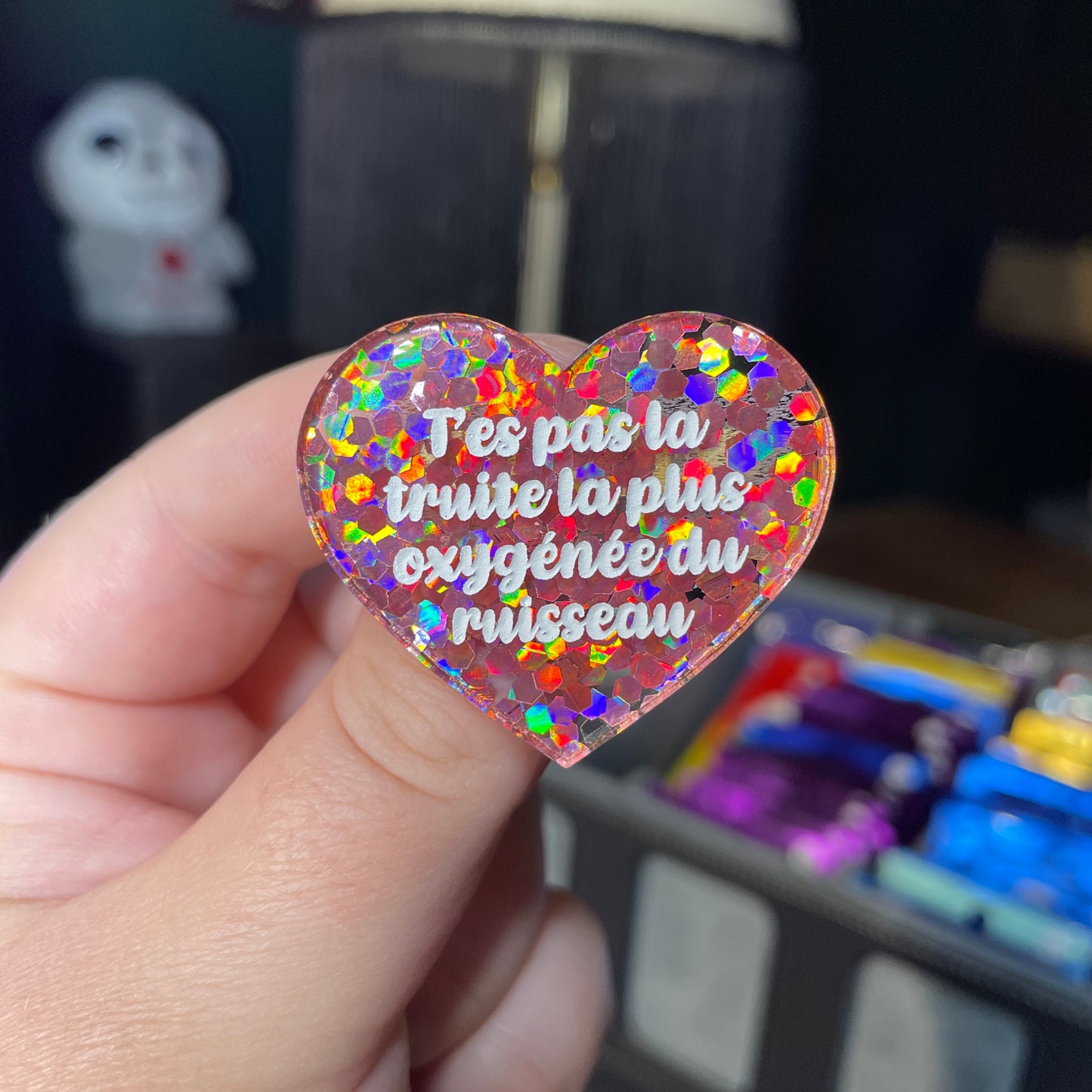 Broche "T'es pas la truite la plus oxygénée du ruisseau" en acrylique semi transparente avec des confettis corail