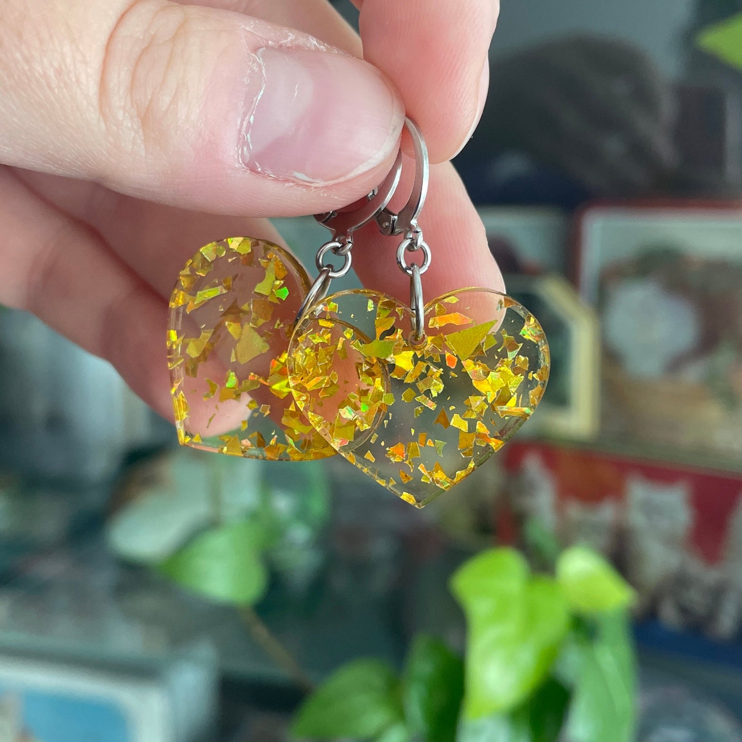 Petites boucles d'oreilles coeurs pendantes en acrylique transparente avec des éclats de confettis dorés