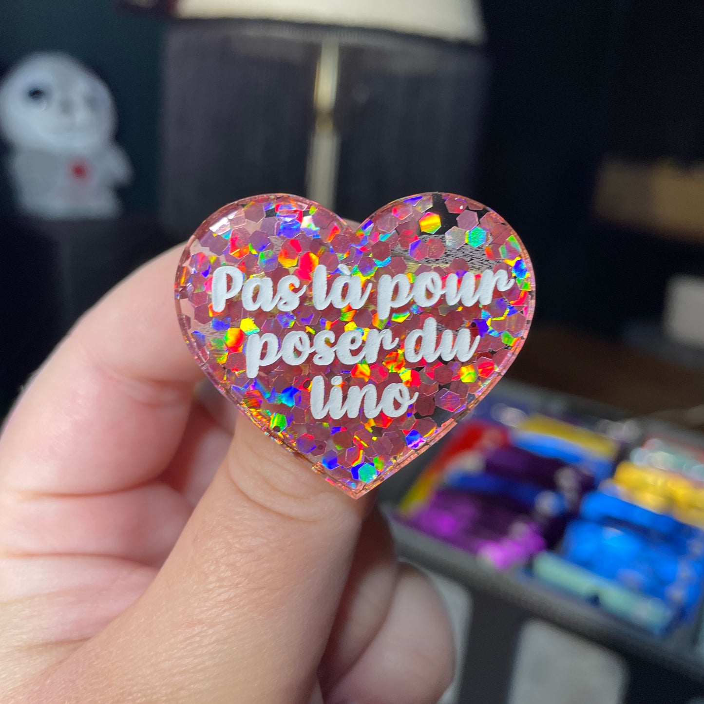 Broche "Pas là pour poser du lino" en acrylique semi transparente avec des confettis corail