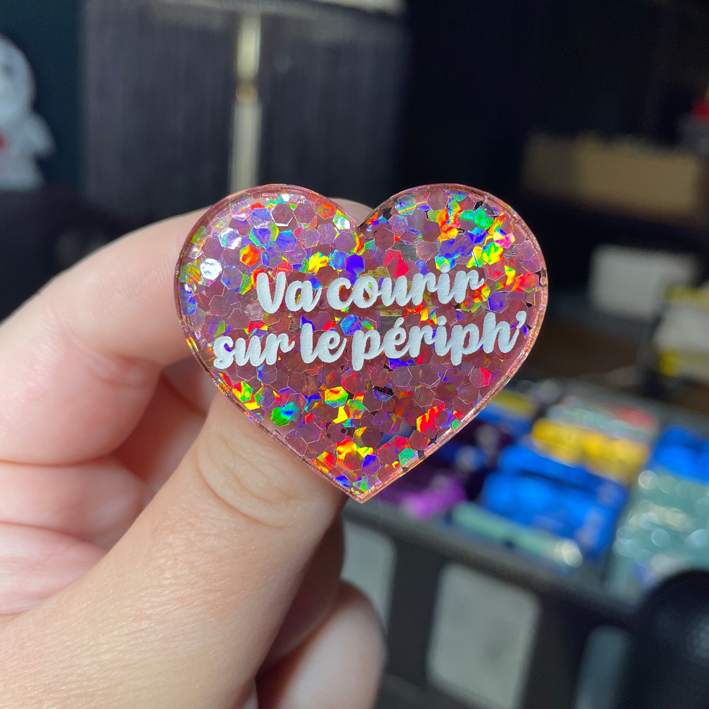 Broche "Va courir sur le périph'" en acrylique semi transparente avec des confettis corail