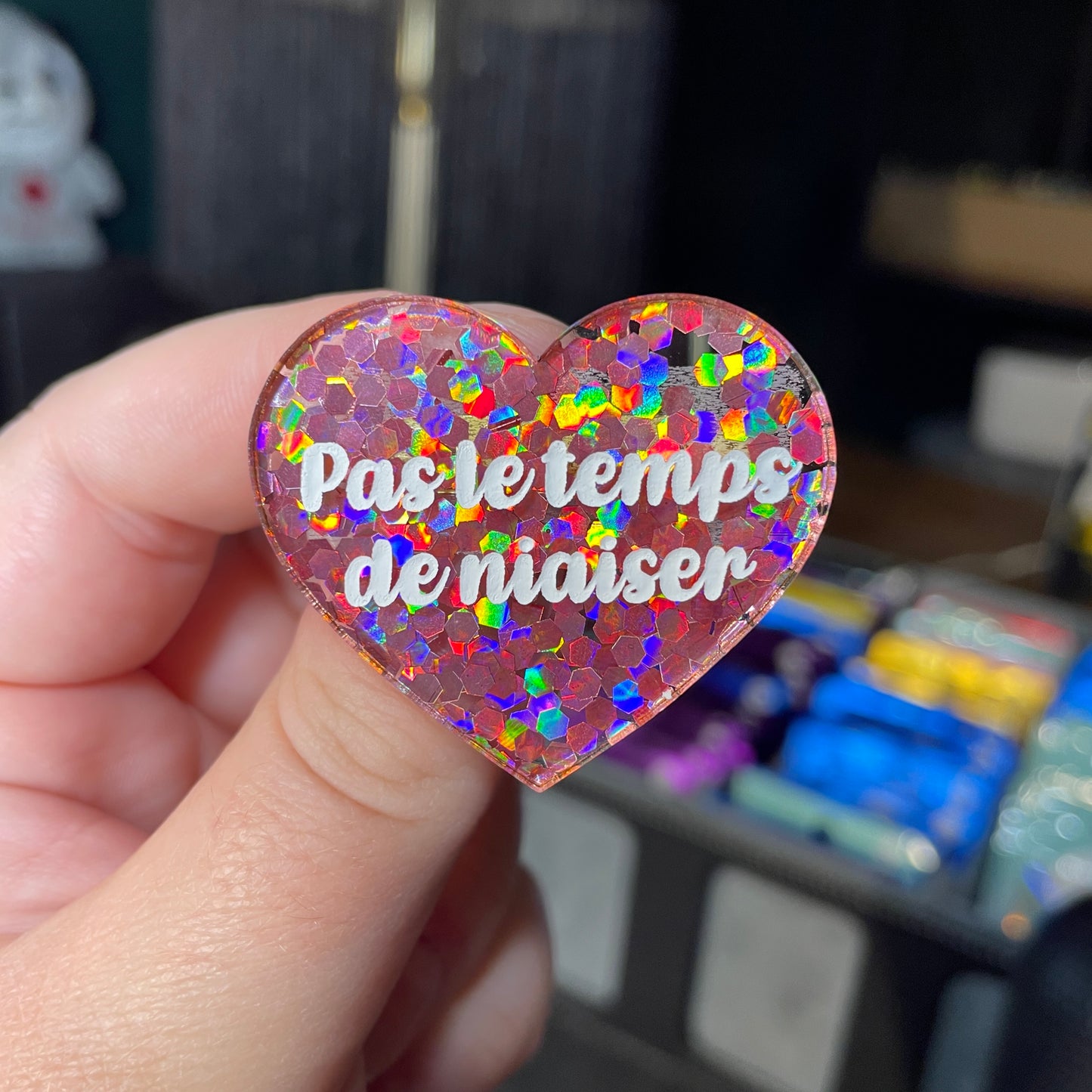 Broche "Pas le temps de niaiser" en acrylique semi transparente avec des confettis corail