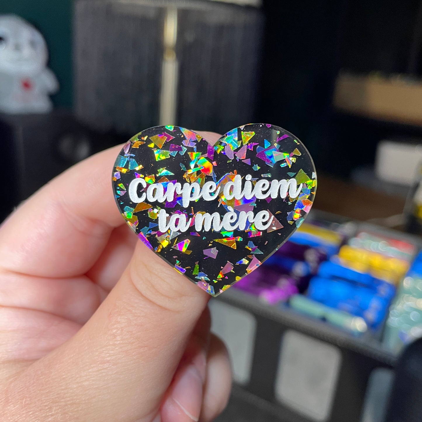 Broche "Carpe diem ta mère" en acrylique noire avec des éclats de confettis multicolores