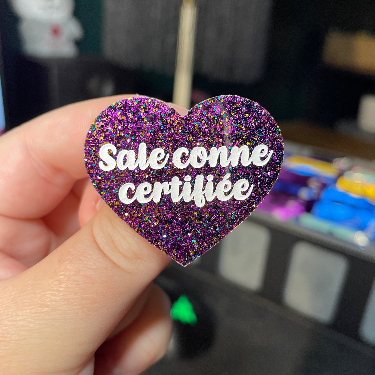 Broche "Sale conne certifiée" en acrylique à paillettes violettes