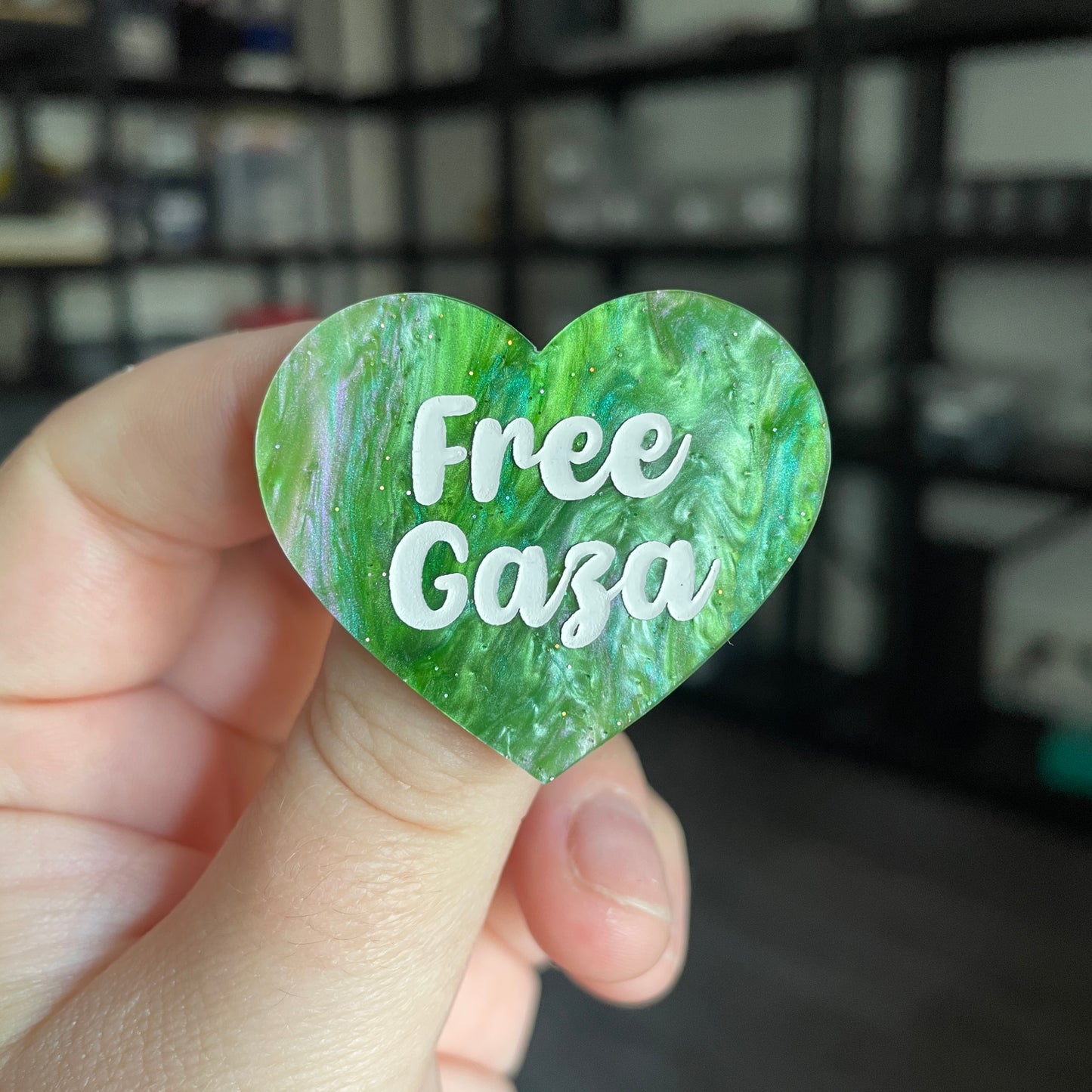 Broche "Free Gaza" en acrylique marbrée verte à paillettes