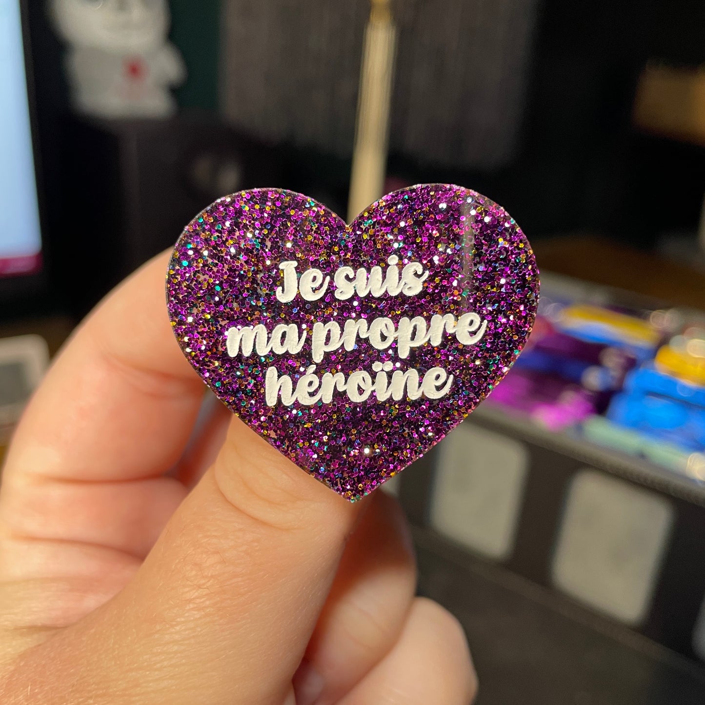 Broche "Je suis ma propre héroïne" en acrylique à paillettes violettes