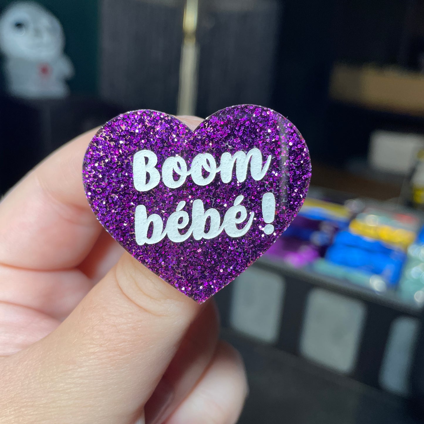 Broche "Boom bébé !" en acrylique à paillettes violettes