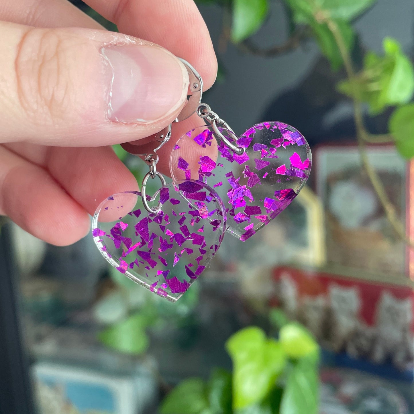 Petites boucles d'oreilles coeurs pendantes en acrylique transparente avec des éclats de confettis violets