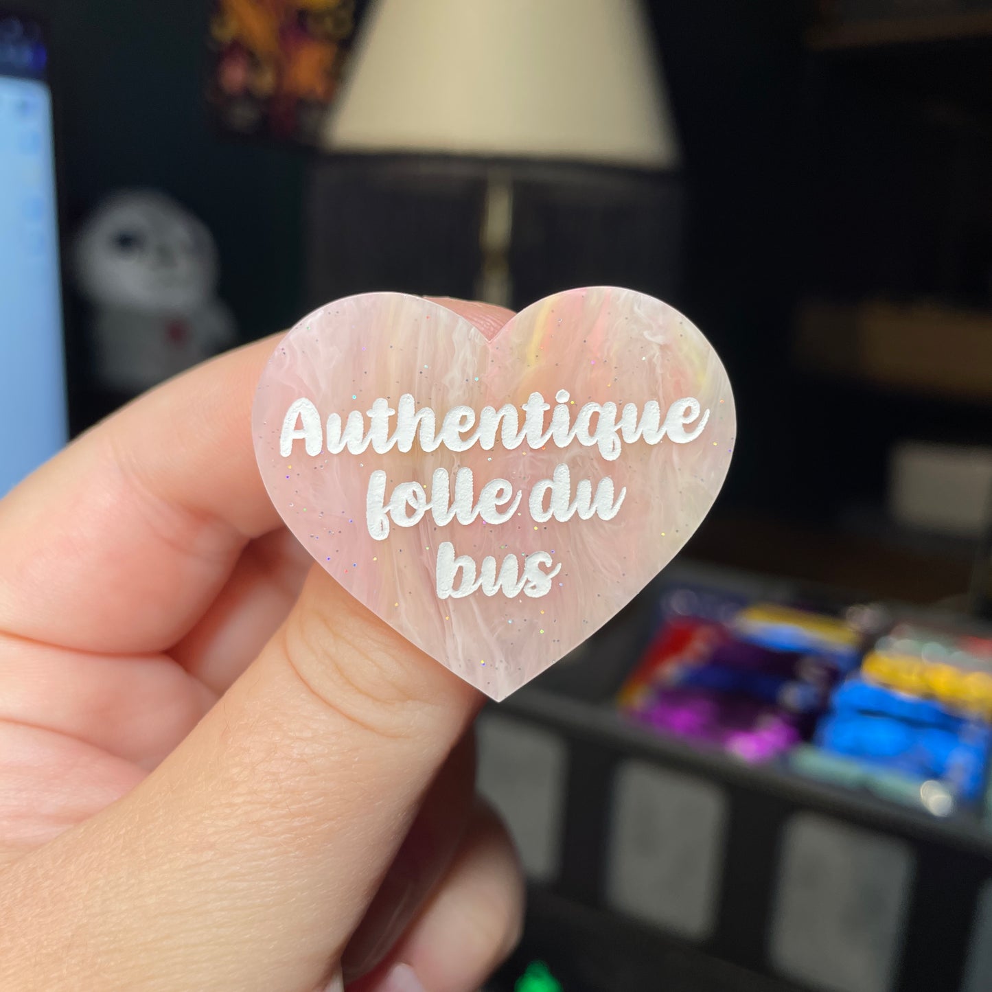 Broche "Authentique folle du bus" en acrylique semi transparente marbrée corail, orange et jaune à paillettes