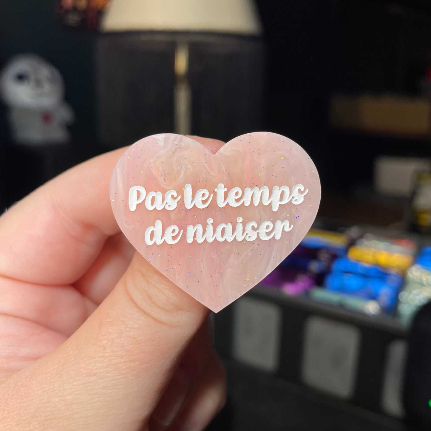 Broche "Pas le temps de niaiser" en acrylique semi transparente marbrée corail, orange et jaune à paillettes