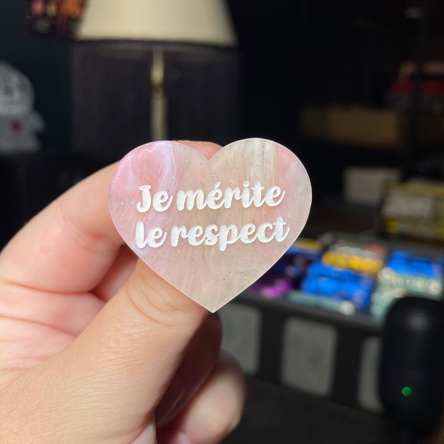 Broche "Je mérite le respect" en acrylique semi transparente marbrée corail, orange et jaune à paillettes