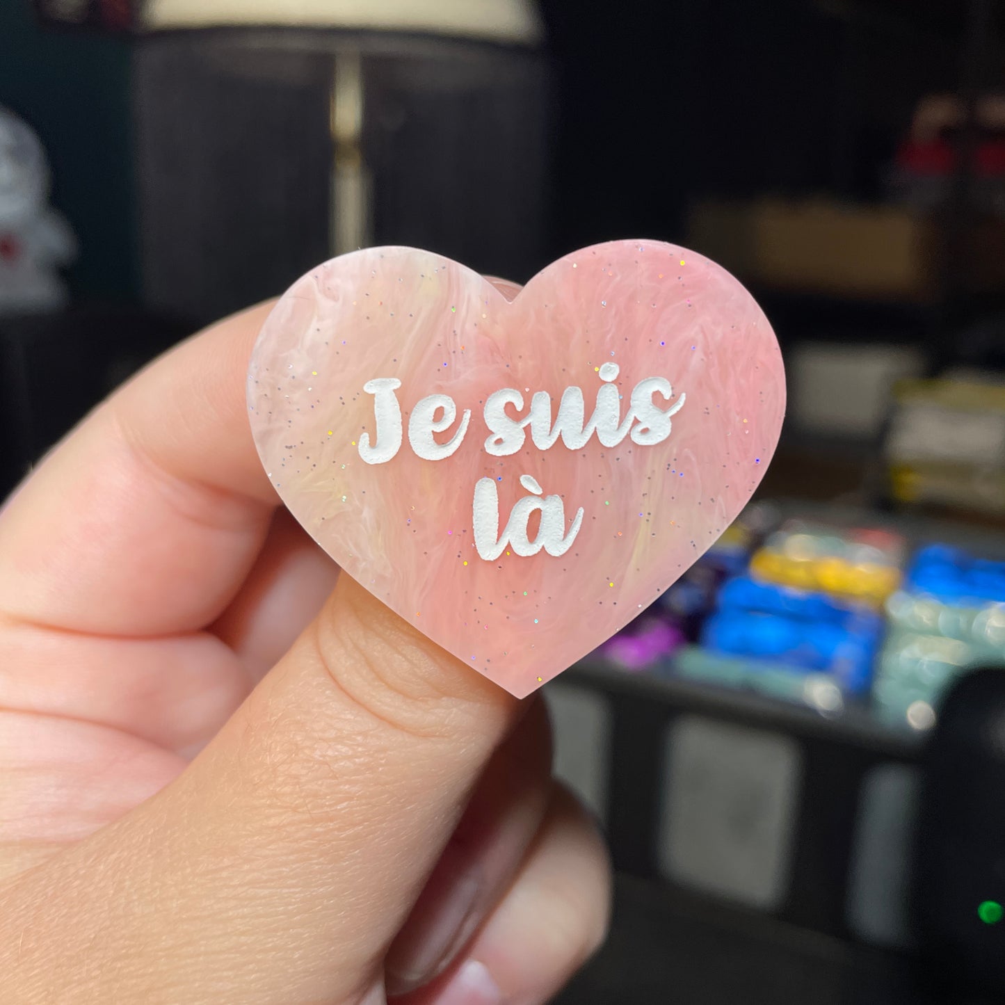 Broche "Je suis là" en acrylique semi transparente marbrée corail, orange et jaune à paillettes