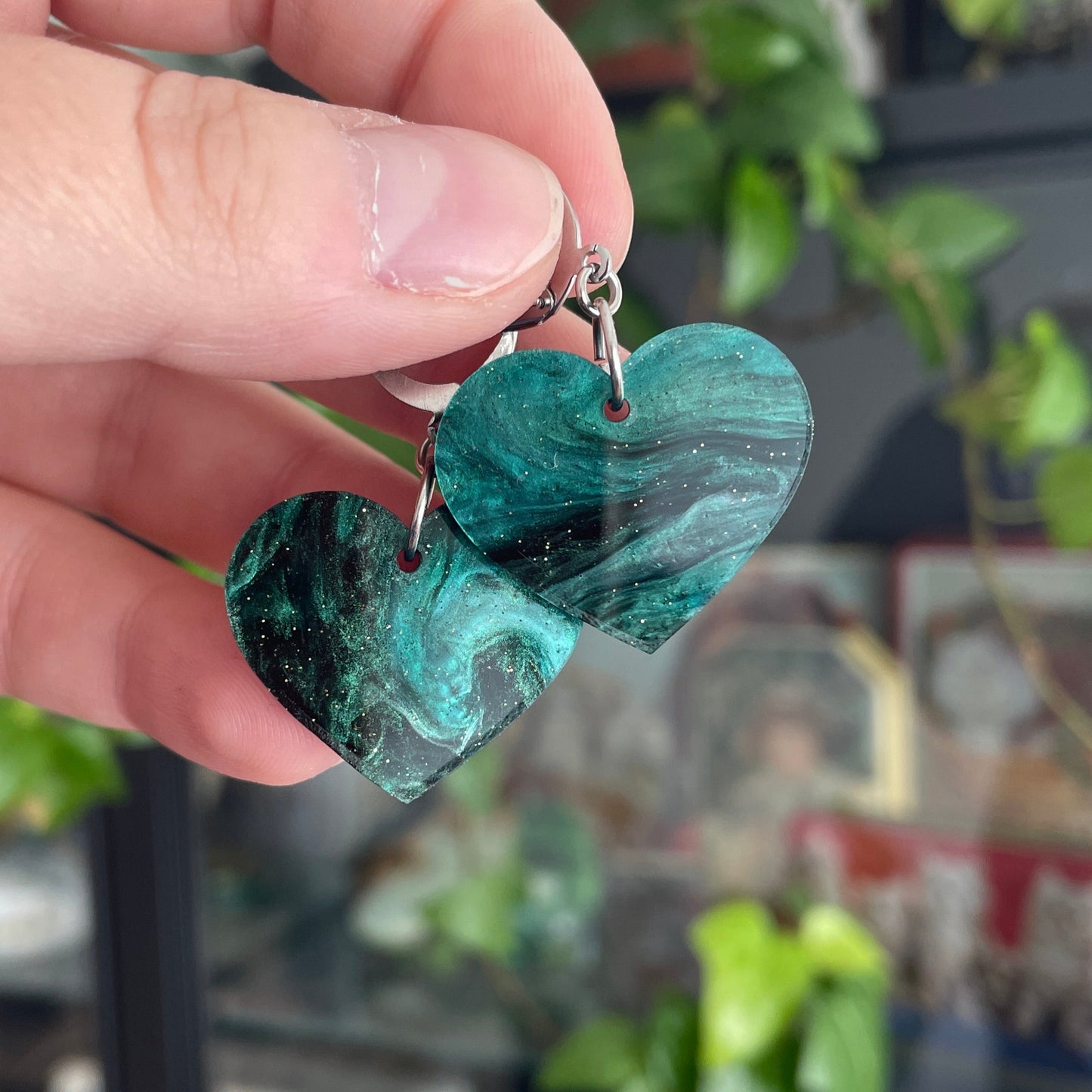 Petites boucles d'oreilles coeurs pendantes en acrylique marbrée noire et vert sapin