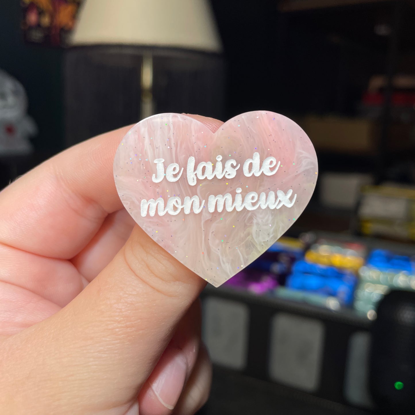 Broche "Je fais de mon mieux" en acrylique semi transparente marbrée corail, orange et jaune à paillettes