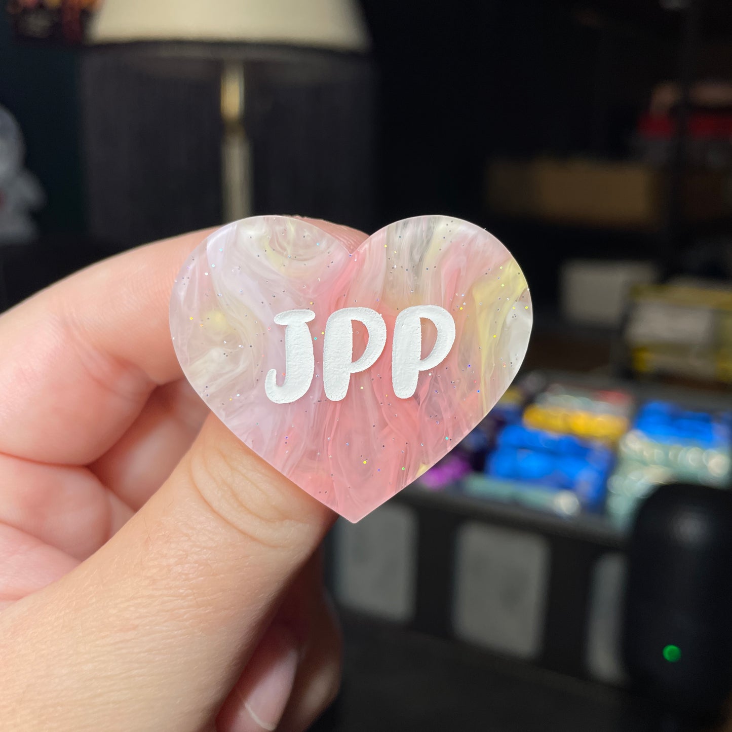 Broche "JPP" en acrylique semi transparente marbrée corail, orange et jaune à paillettes