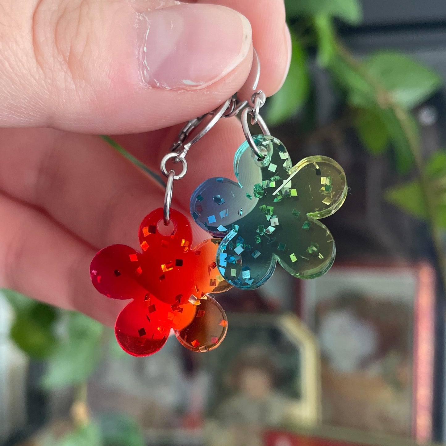 Petites boucles d'oreilles fleurs pendantes en acrylique japonaise transparente arc-en-ciel