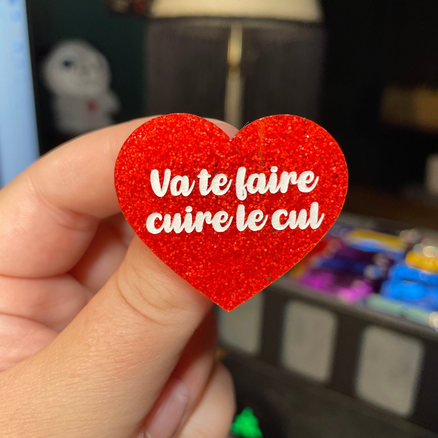 Broche "Va te faire cuire le cul" en acrylique à paillettes oranges