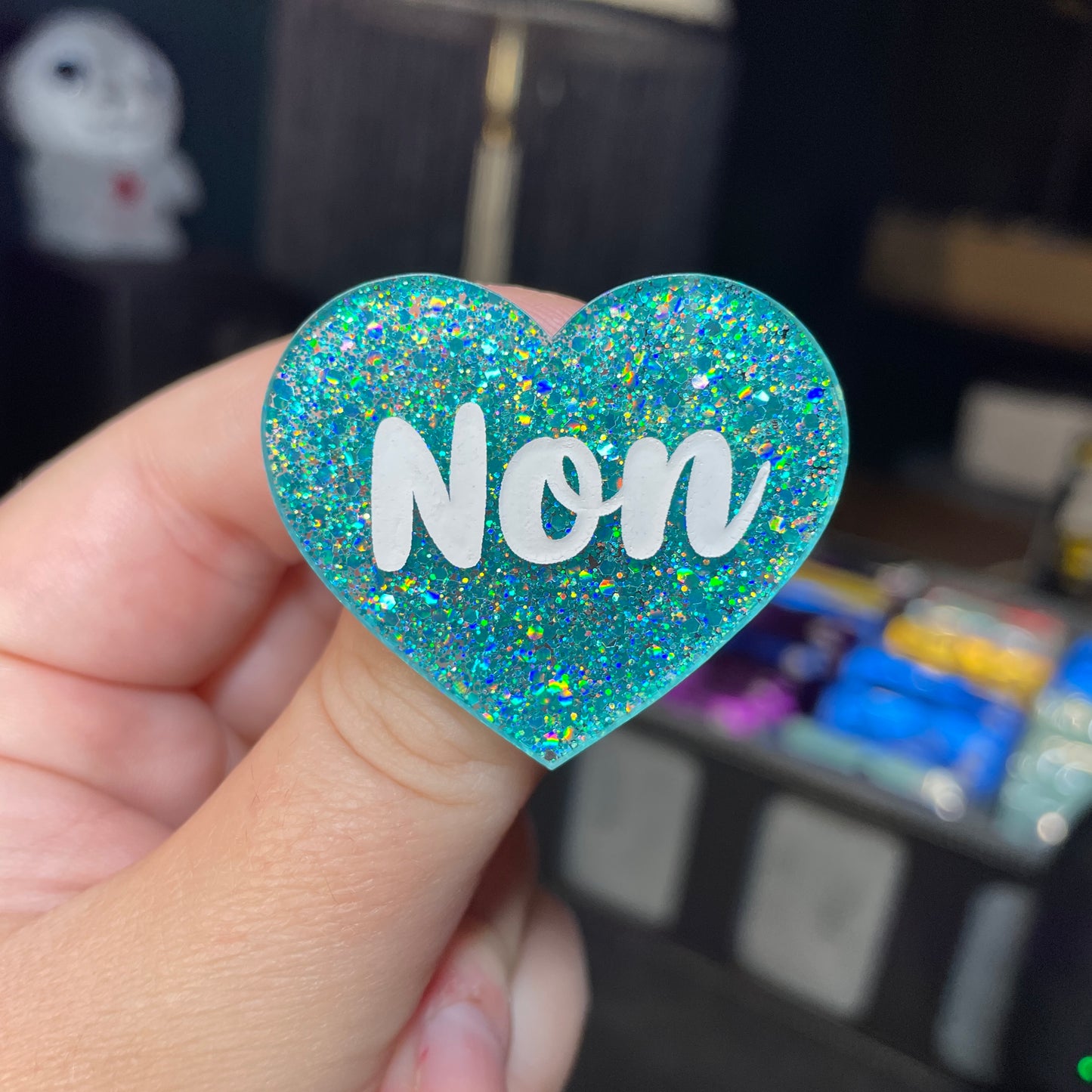 Broche "Non" en acrylique à paillettes turquoise