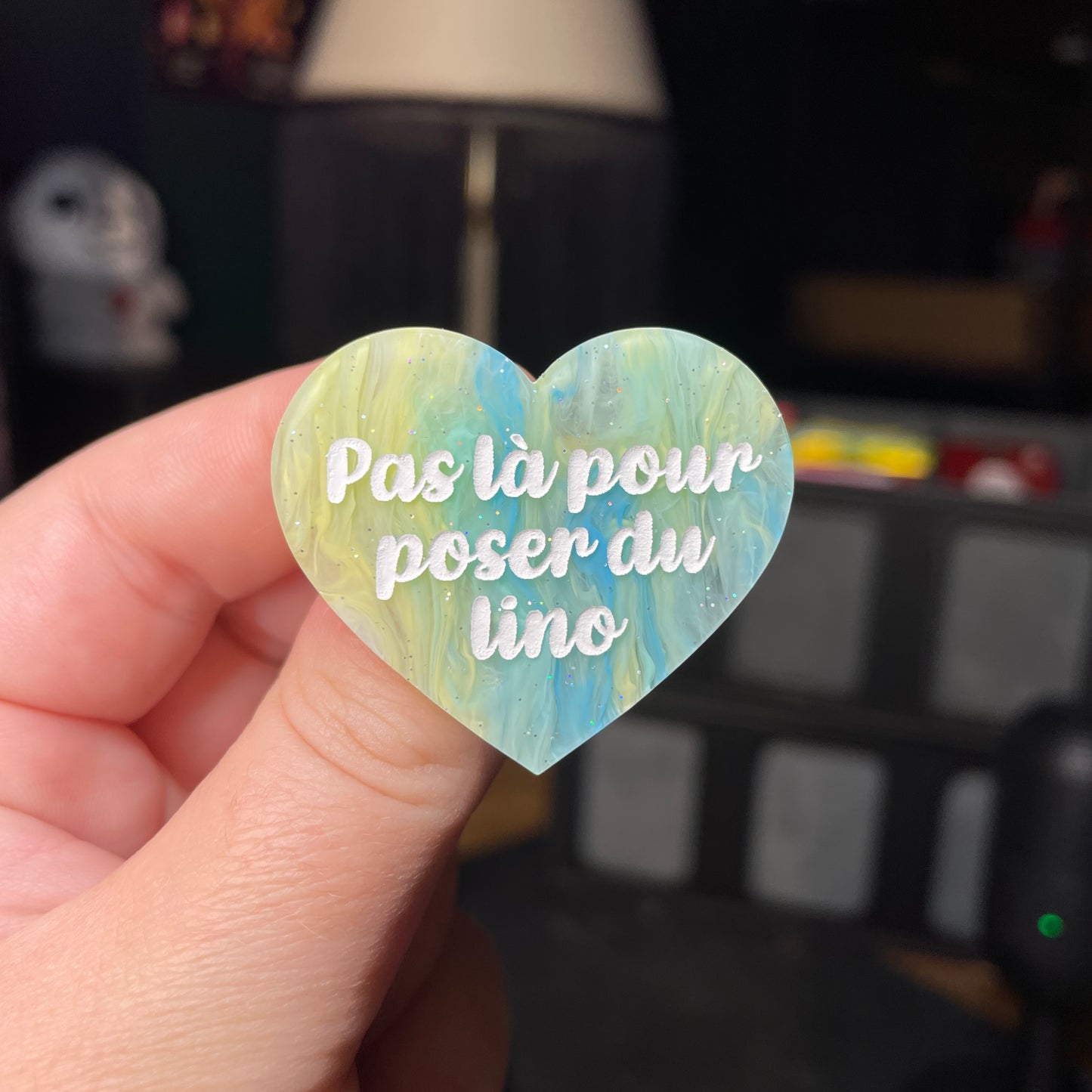 Broche "Pas là pour poser du lino" en acrylique semi transparente marbrée bleue et jaune à paillettes