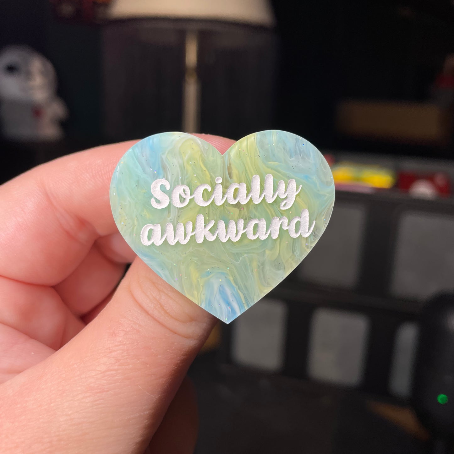 Broche "Socially awkward" en acrylique semi transparente marbrée bleue et jaune à paillettes