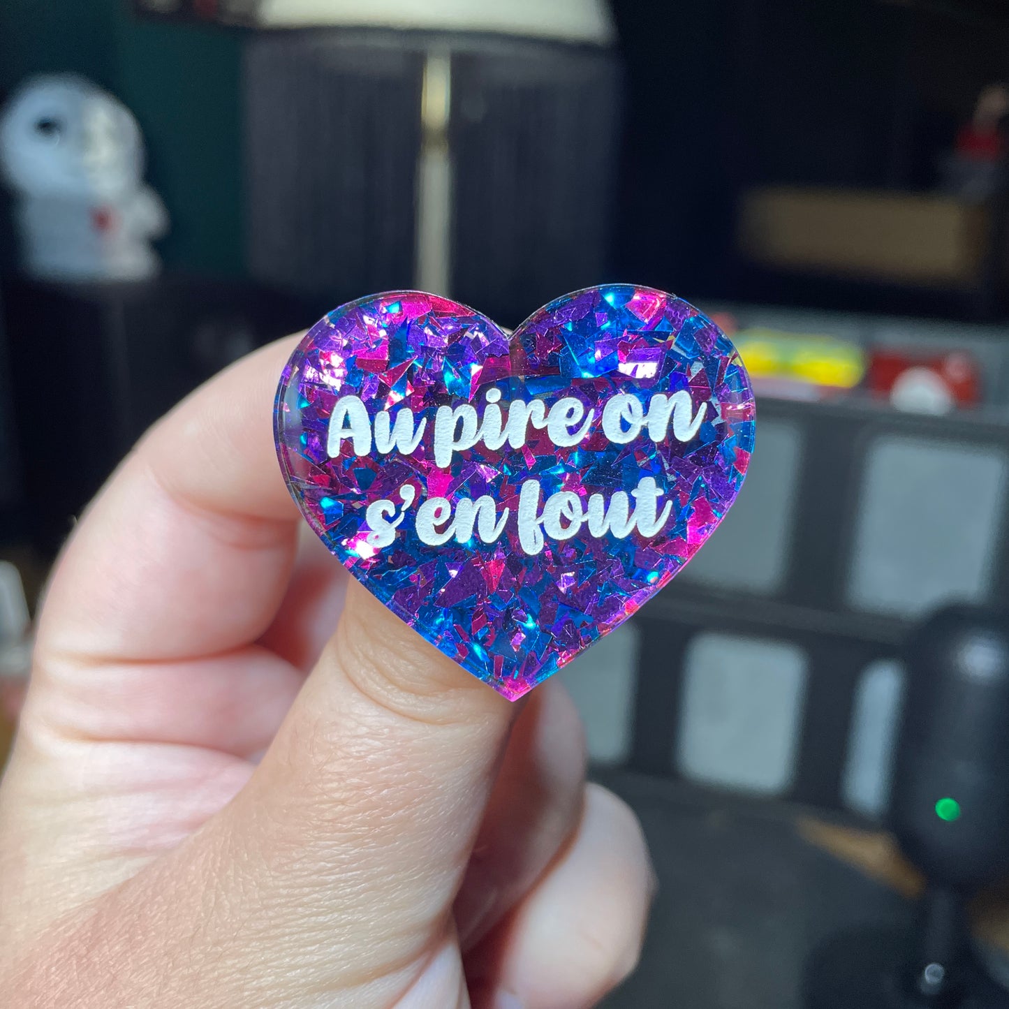 Broche "Au pire on s'en fout" en acrylique transparente avec des éclats de confettis bleus et violets