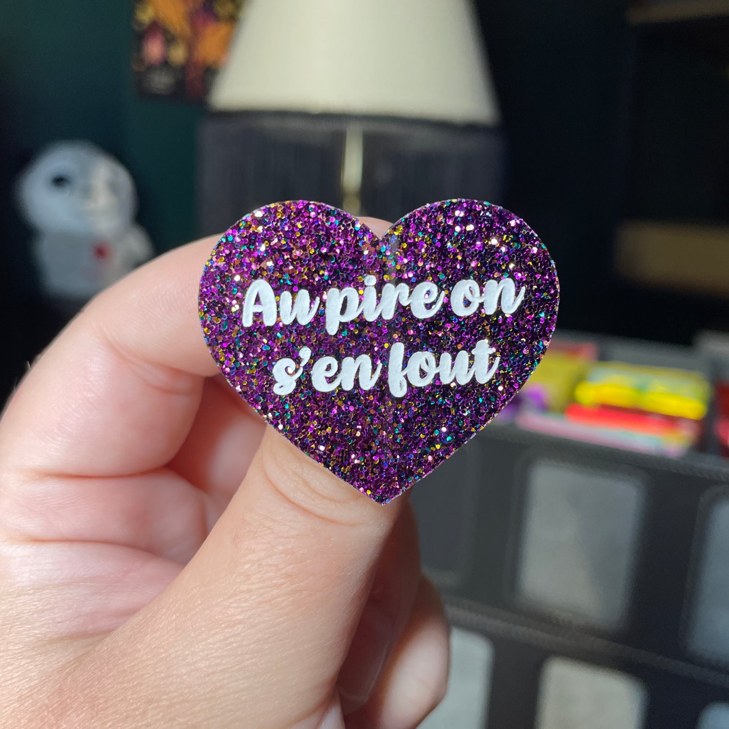 Broche "Au pire on s'en fout" en acrylique à paillettes violettes