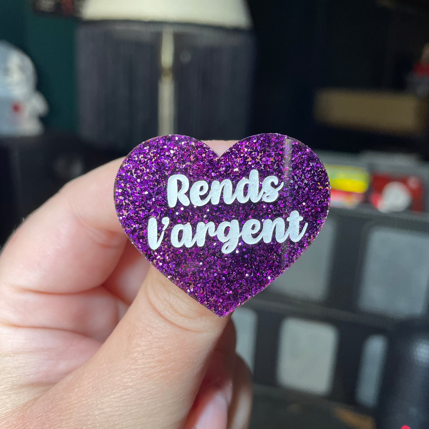 Broche "Rends l'argent" en acrylique à paillettes violettes
