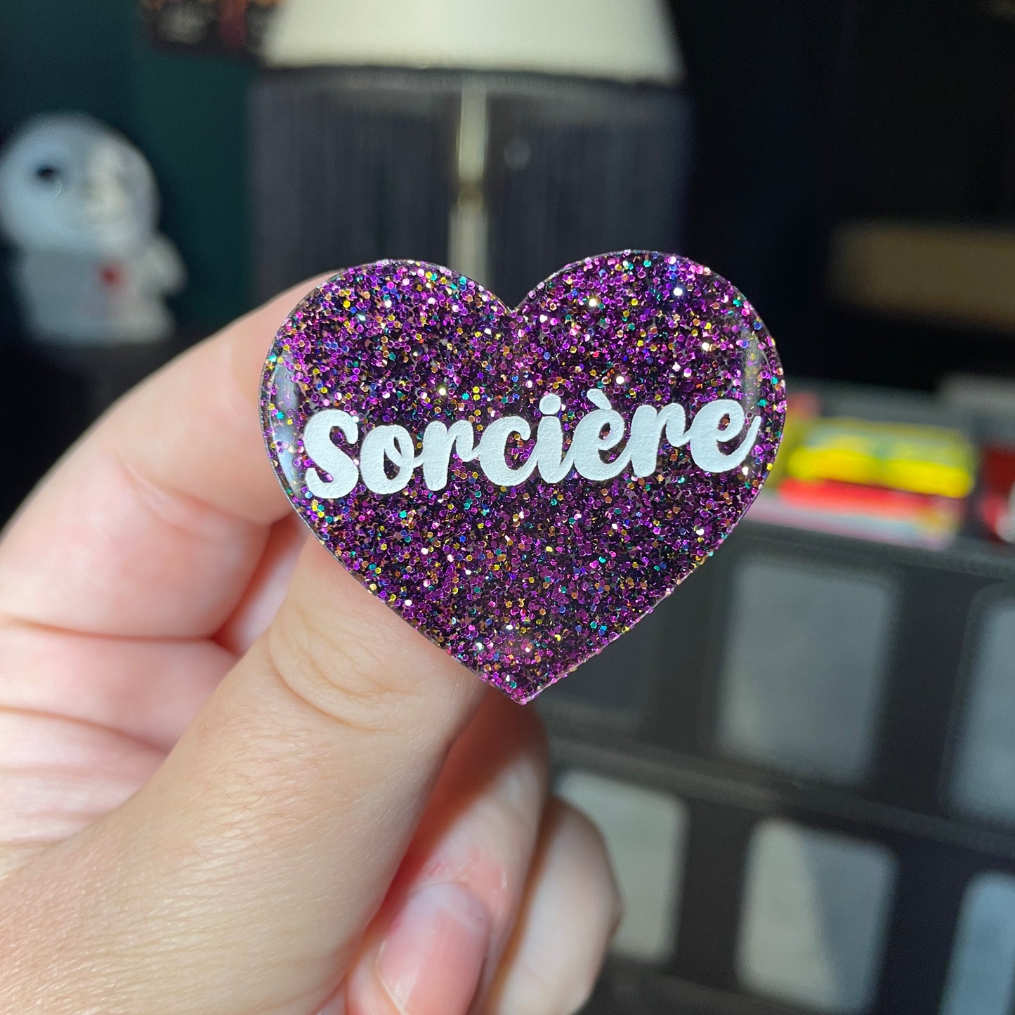 Broche "Sorcière" en acrylique à paillettes violettes