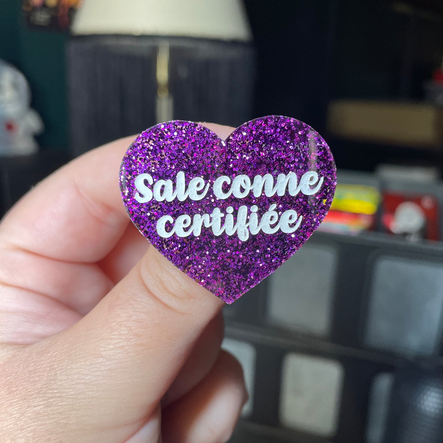 Broche "Sale conne certifiée" en acrylique à paillettes violettes