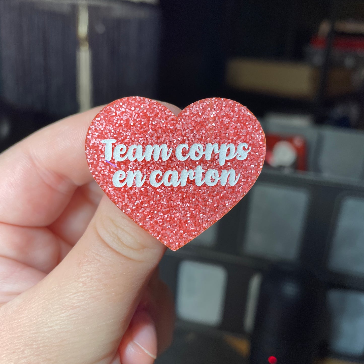 Broche "Team corps en carton" en acrylique à paillettes roses