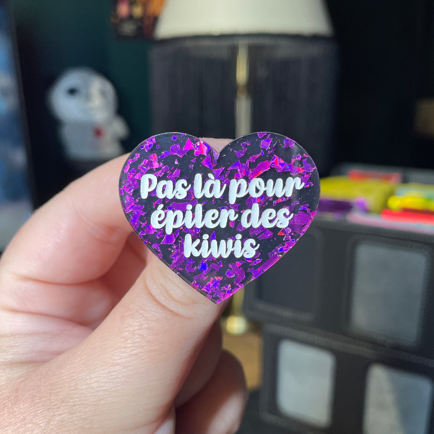 Broche "Pas là pour épiler des kiwis" en acrylique noire avec des éclats de confettis violets