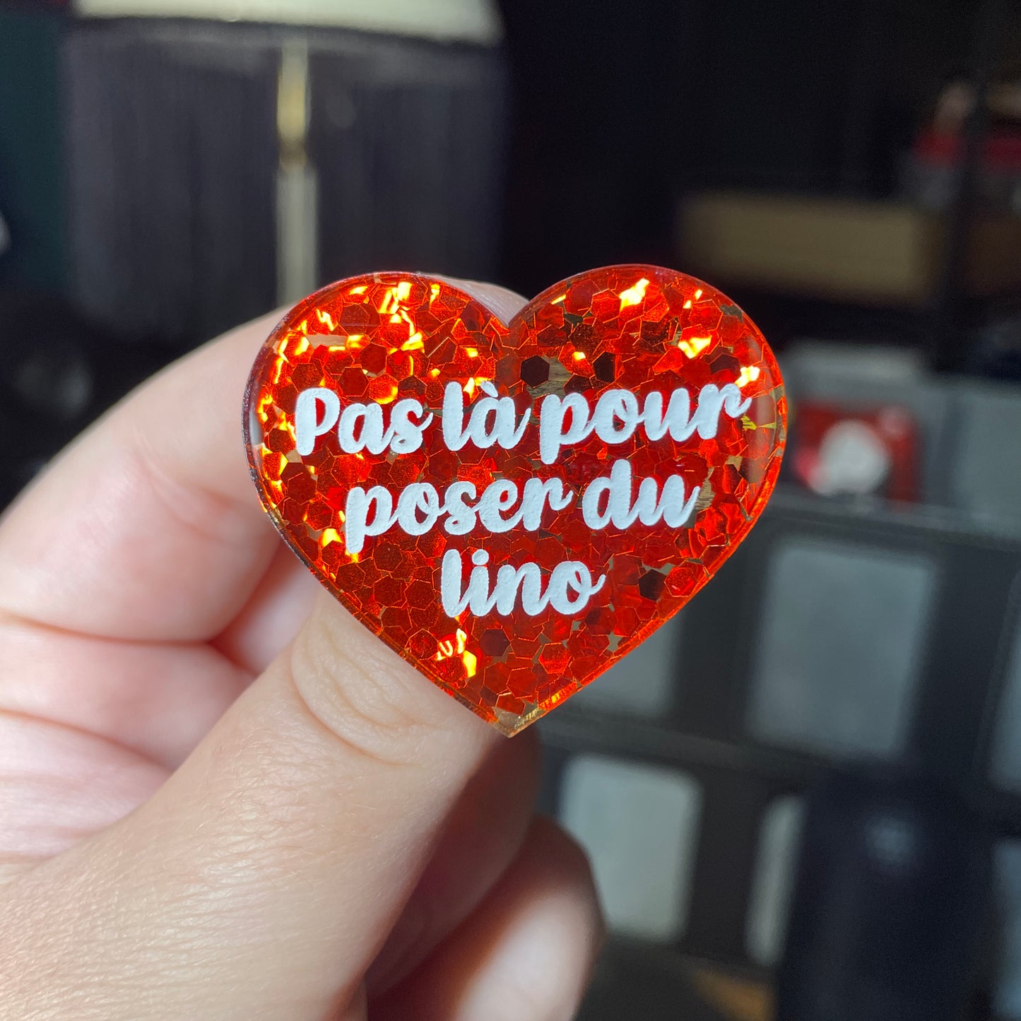 Broche "Pas là pour poser du lino" en acrylique semi transparente avec des confettis rouges