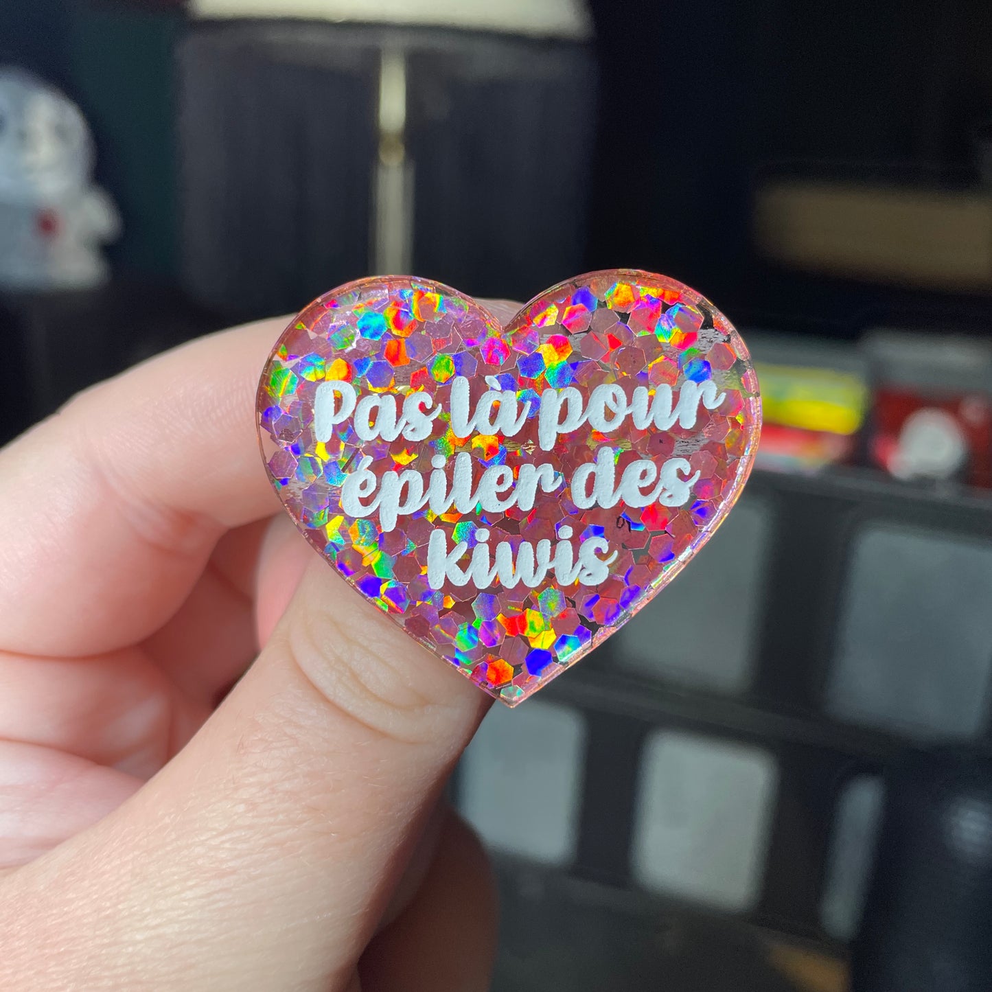 Broche "Pas là pour épiler des kiwis" en acrylique semi transparente avec des confettis corail