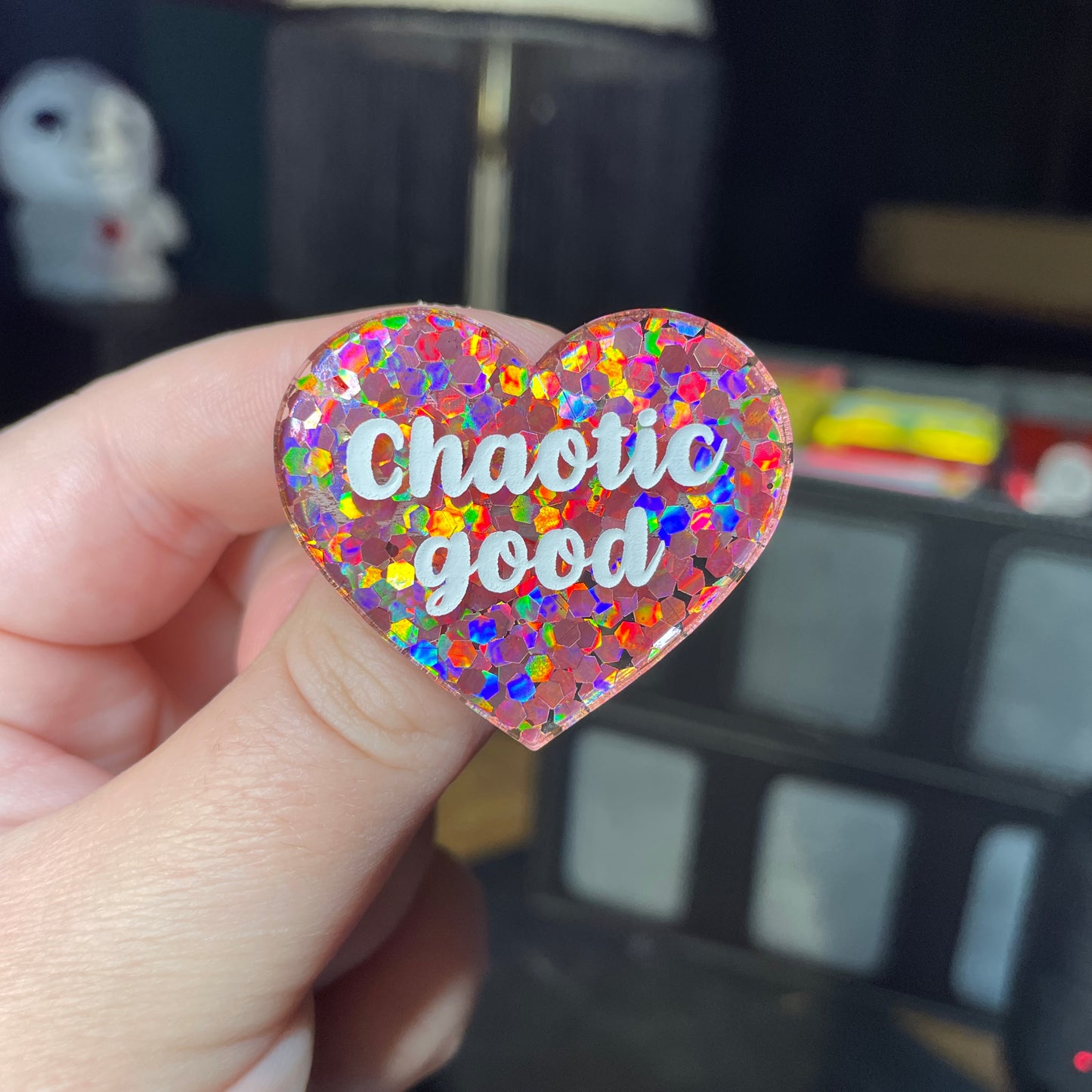 Broche "Chaotic good" en acrylique semi transparente avec des confettis corail