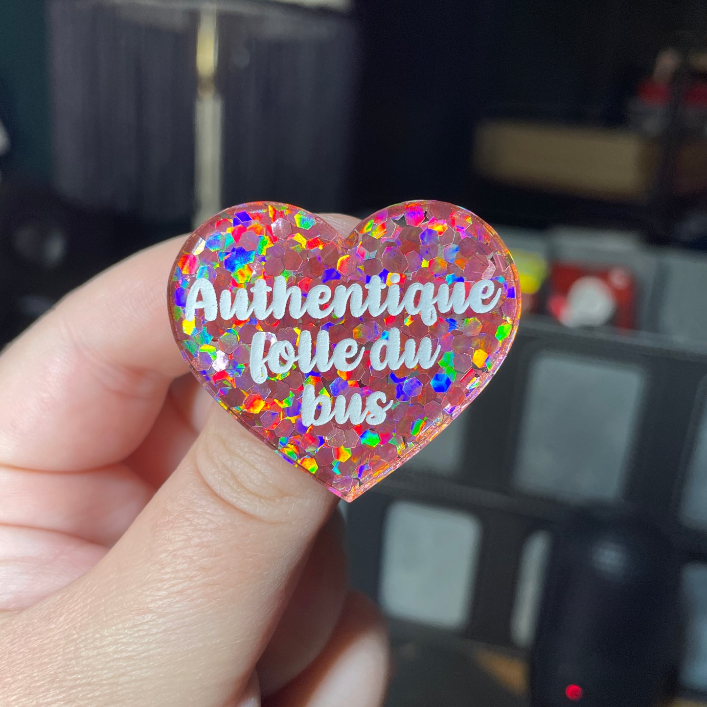 Broche "Authentique folle du bus" en acrylique semi transparente avec des confettis corail