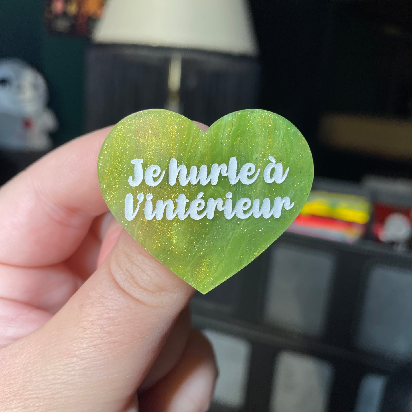 Broche "Je hurle à l'intérieur" en acrylique semi transparente marbrée verte et dorée à paillettes