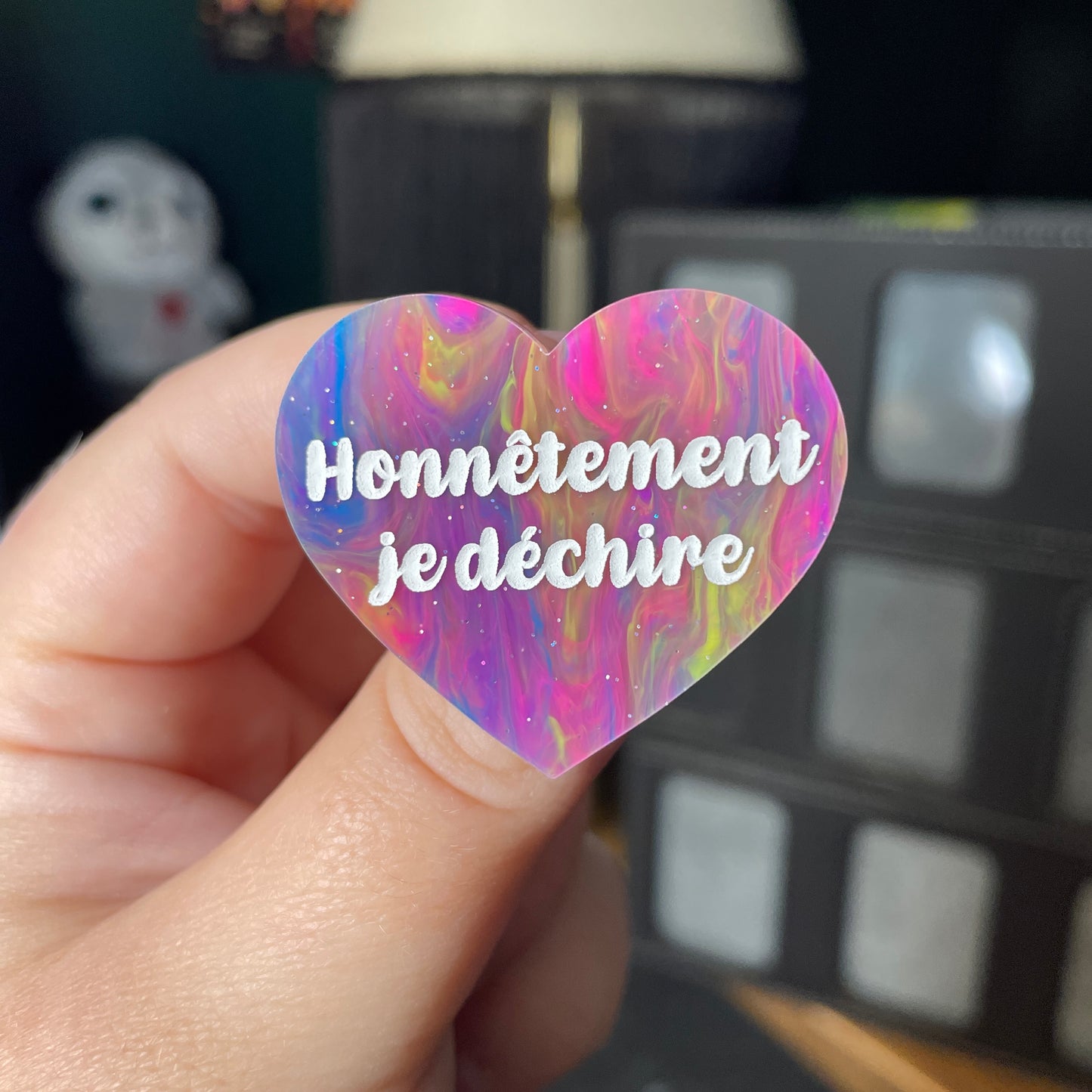 Broche "Honnêtement je déchire" en acrylique semi transparente marbrée multicolore
