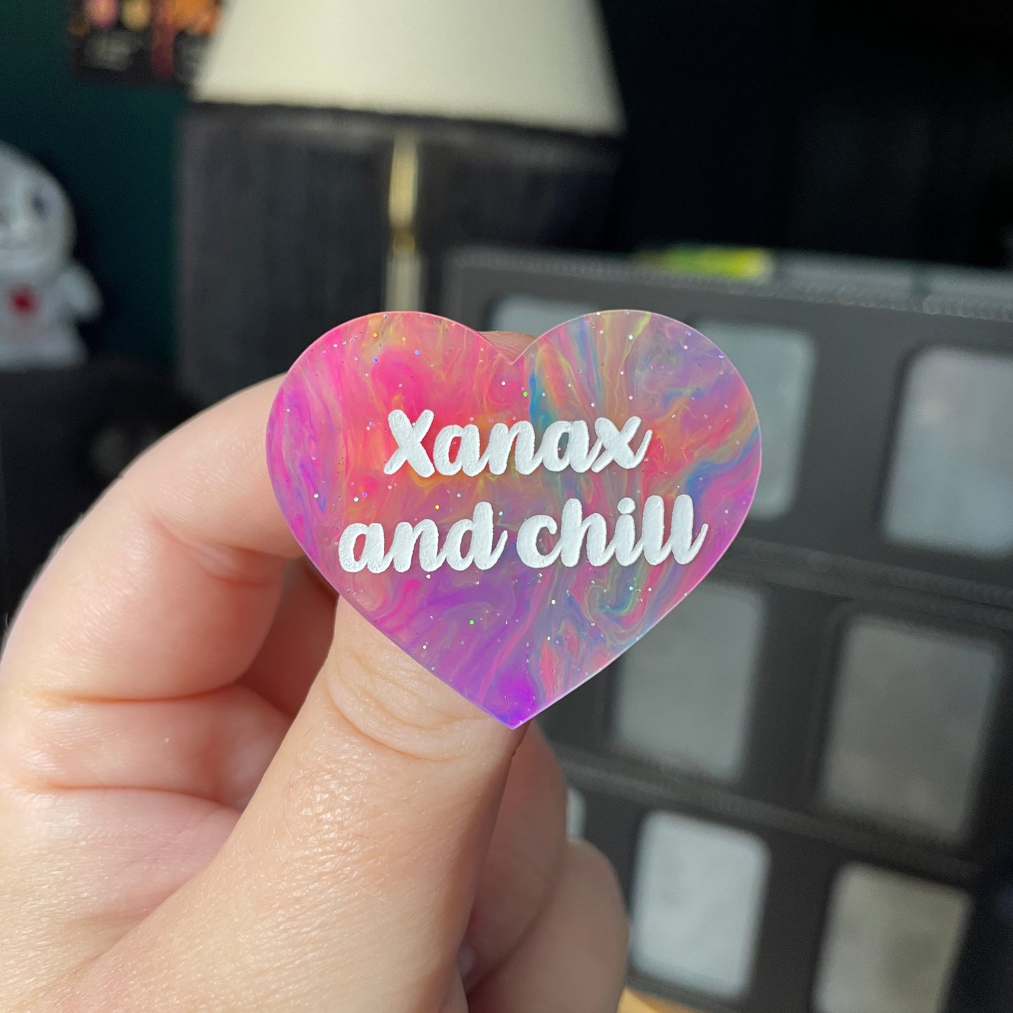 Broche "Xanax and chill" en acrylique semi transparente marbrée multicolore