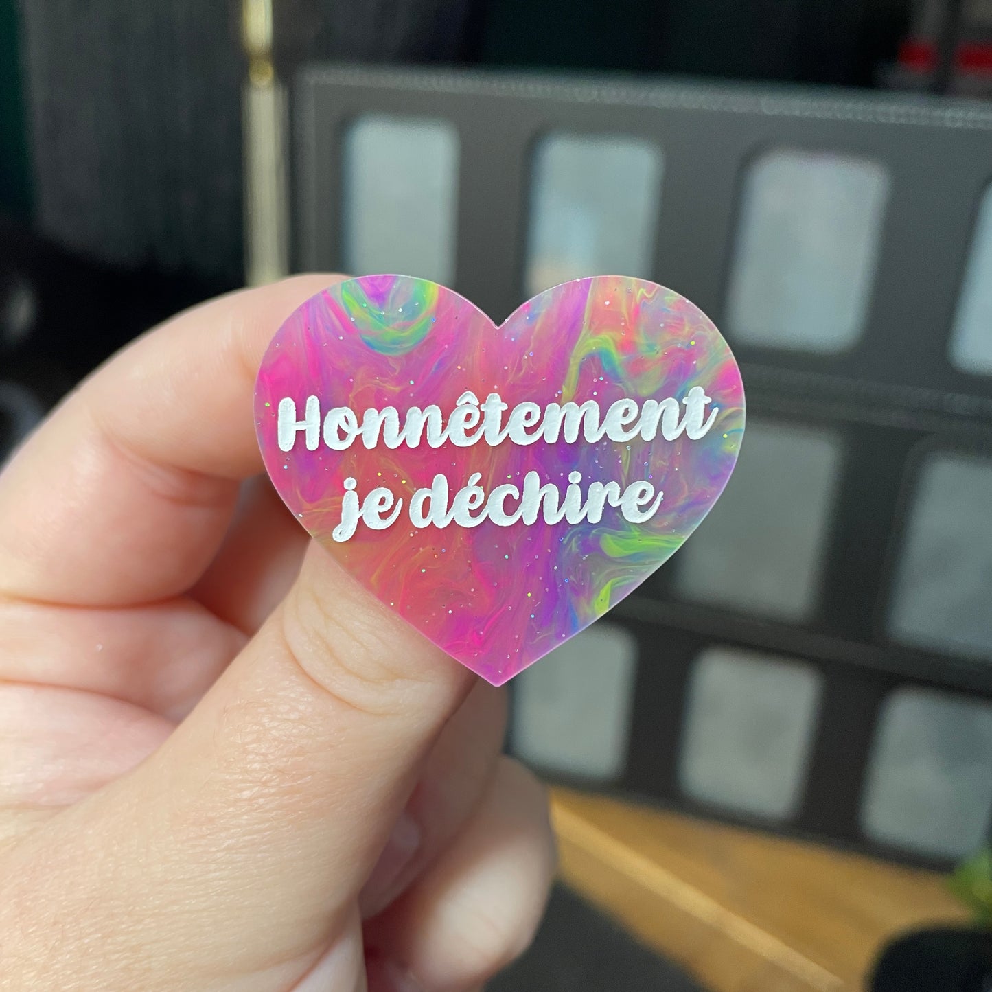 Broche "Honnêtement je déchire" en acrylique semi transparente marbrée multicolore
