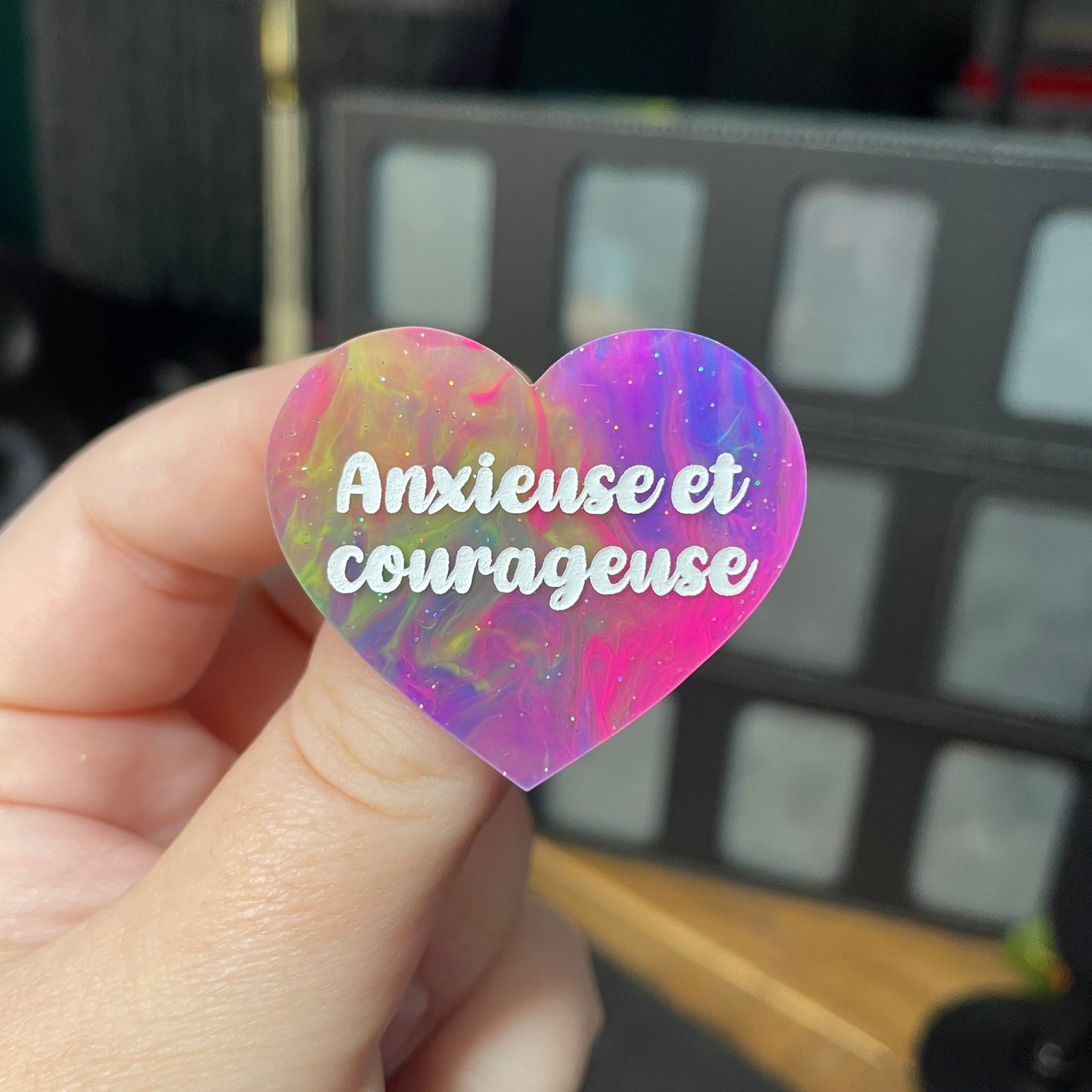 Broche "Anxieuse et courageuse" en acrylique semi transparente marbrée multicolore