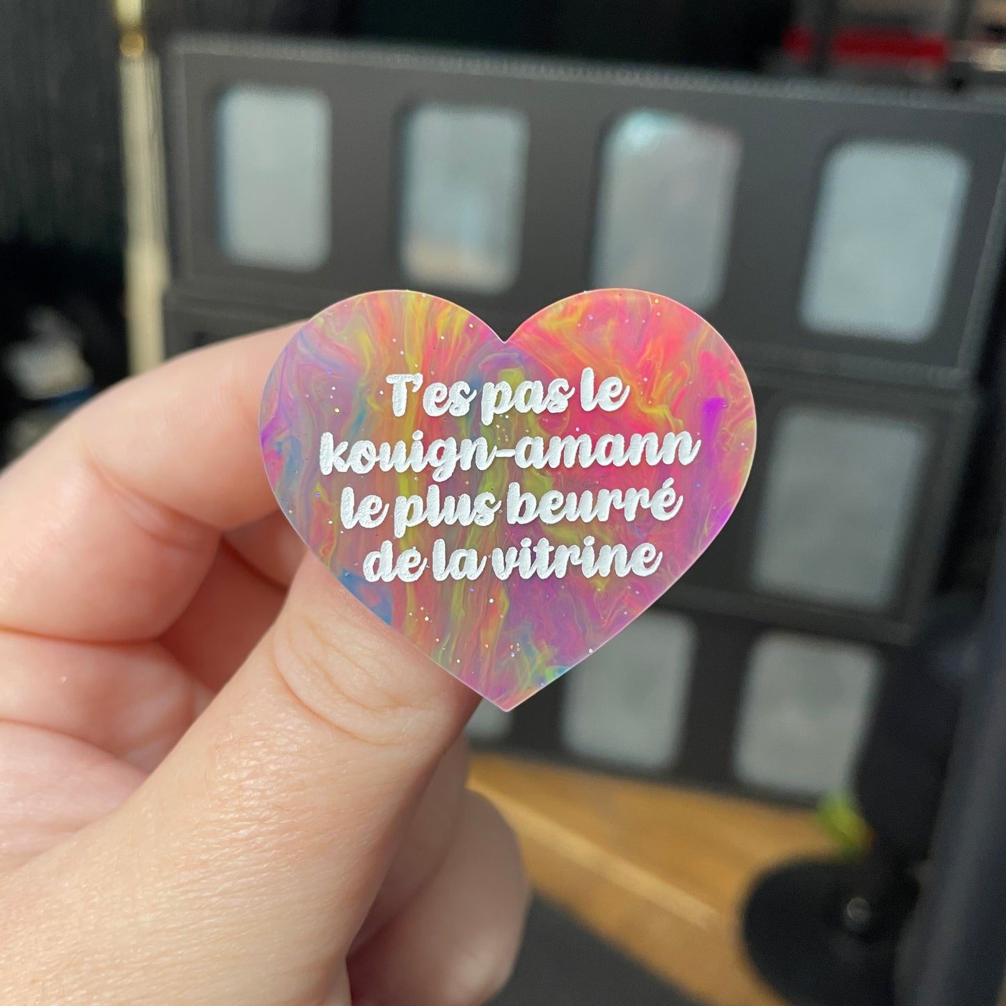 Broche "T'es pas le kouign-amann le plus beurré de la vitrine" en acrylique semi transparente marbrée multicolore