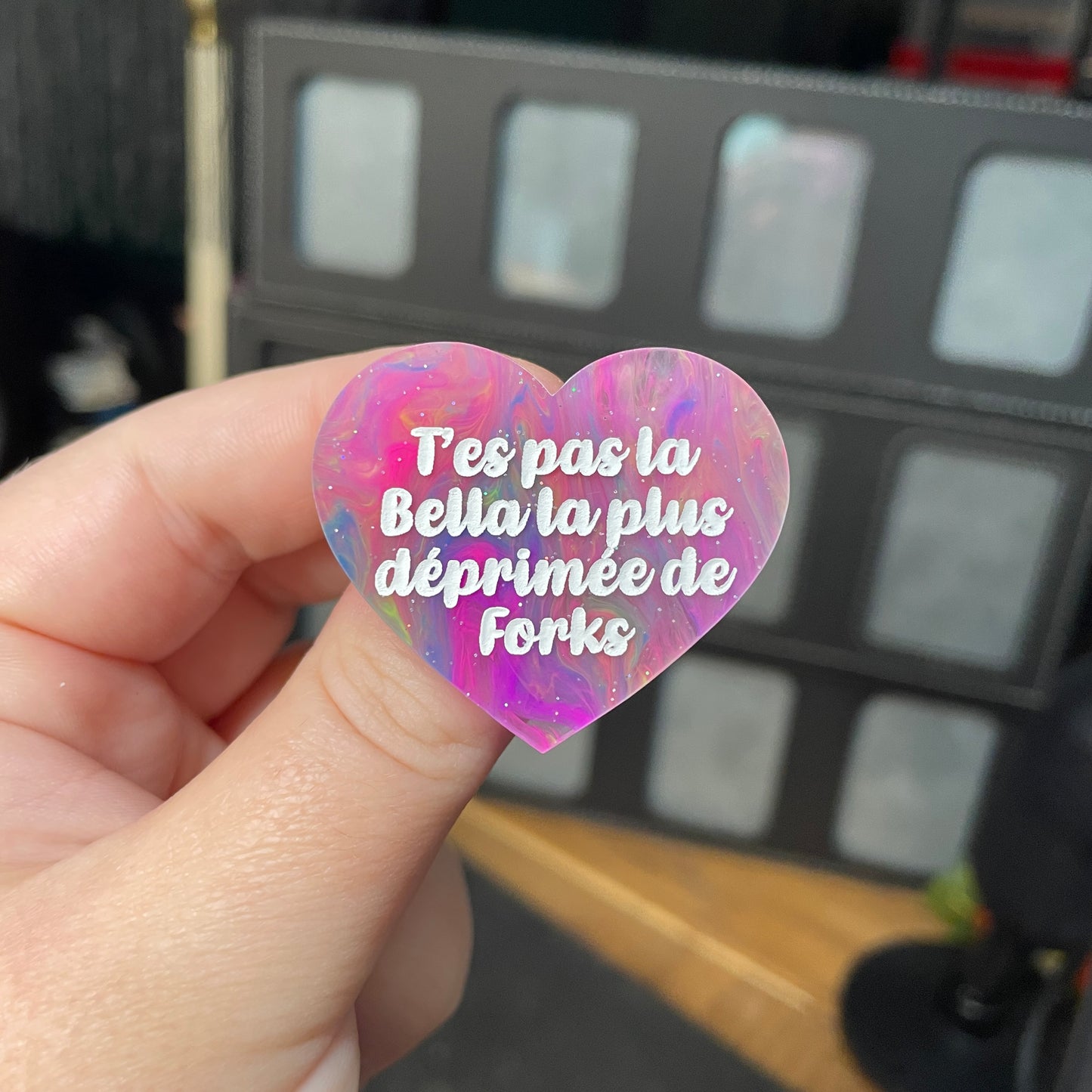 Broche "T'es pas la Bella la plus déprimée de Forks" en acrylique semi transparente marbrée multicolore